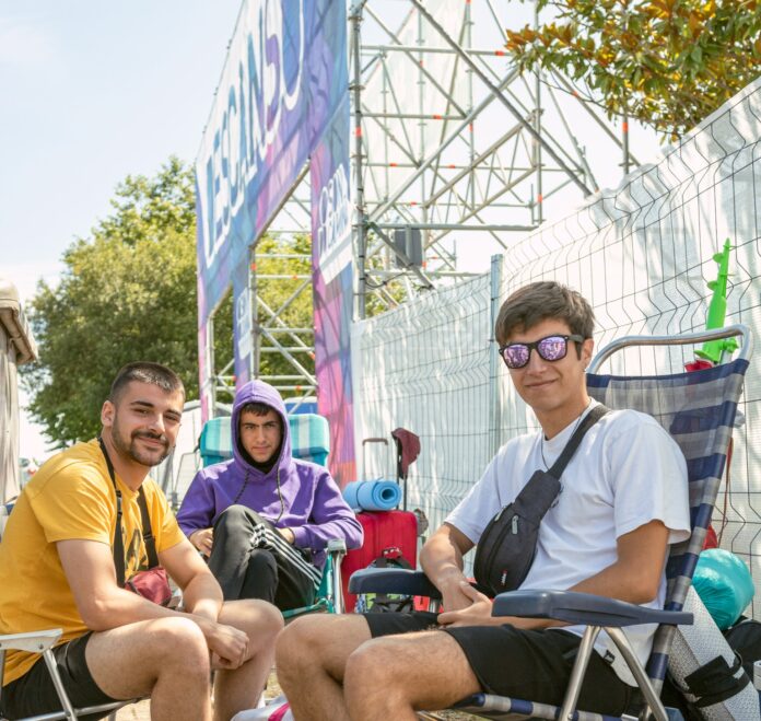 Xóvenes na zona de descanso do Monte do Gozo.